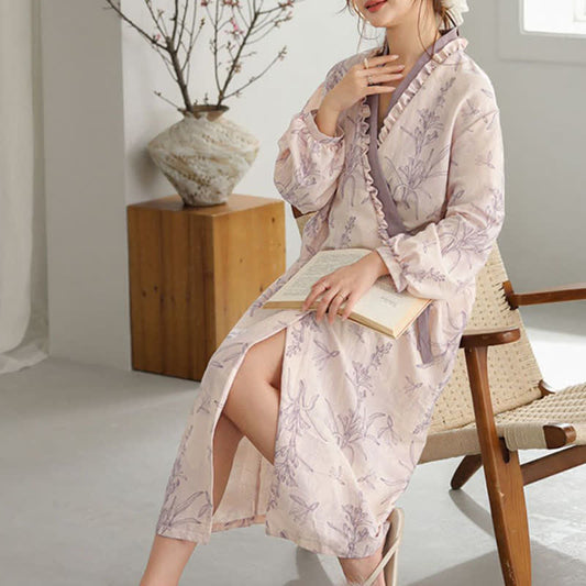 Lilafarbener Kimono-Bademantel mit floralem Rüschenbesatz