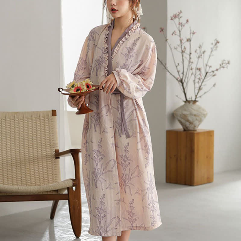 Lilafarbener Kimono-Bademantel mit floralem Rüschenbesatz