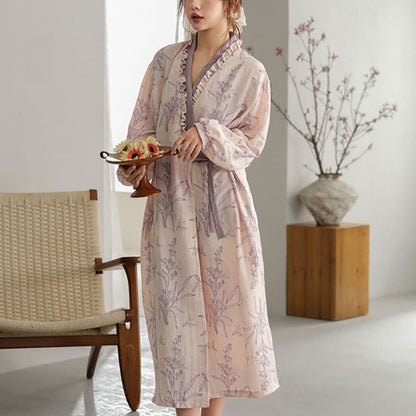 Lilafarbener Kimono-Bademantel mit floralem Rüschenbesatz