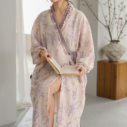 Lilafarbener Kimono-Bademantel mit floralem Rüschenbesatz