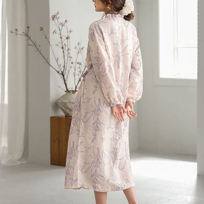 Lilafarbener Kimono-Bademantel mit floralem Rüschenbesatz