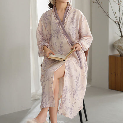 Lilafarbener Kimono-Bademantel mit floralem Rüschenbesatz