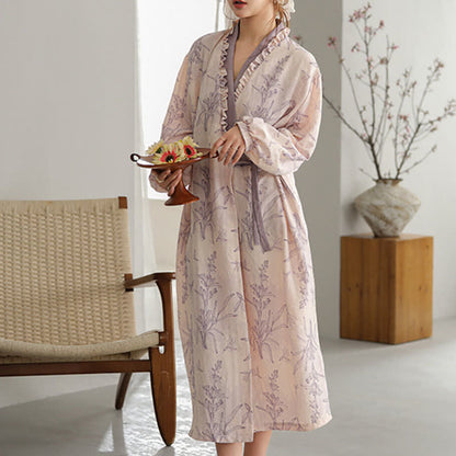 Lilafarbener Kimono-Bademantel mit floralem Rüschenbesatz