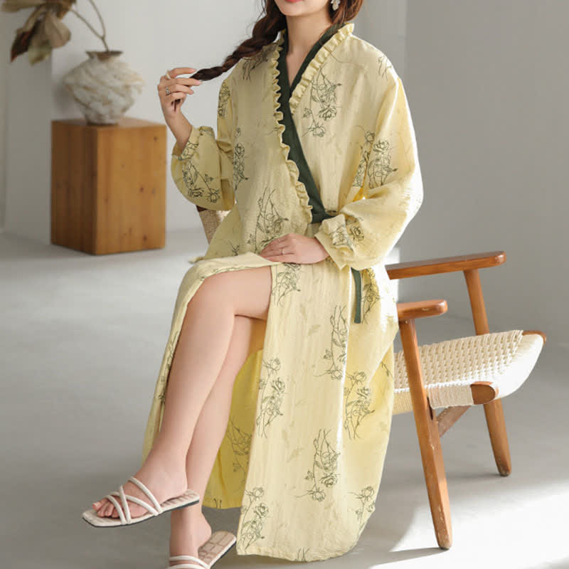 Kimono-Bademantel mit Rosenmuster und Rüschenbesatz