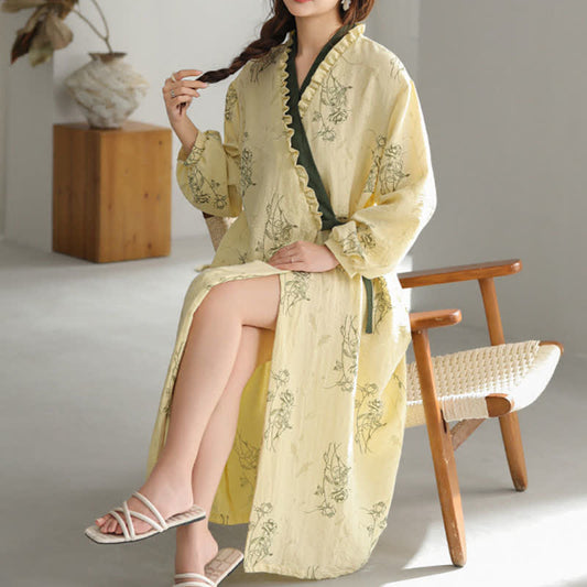 Kimono-Bademantel mit Rosenmuster und Rüschenbesatz