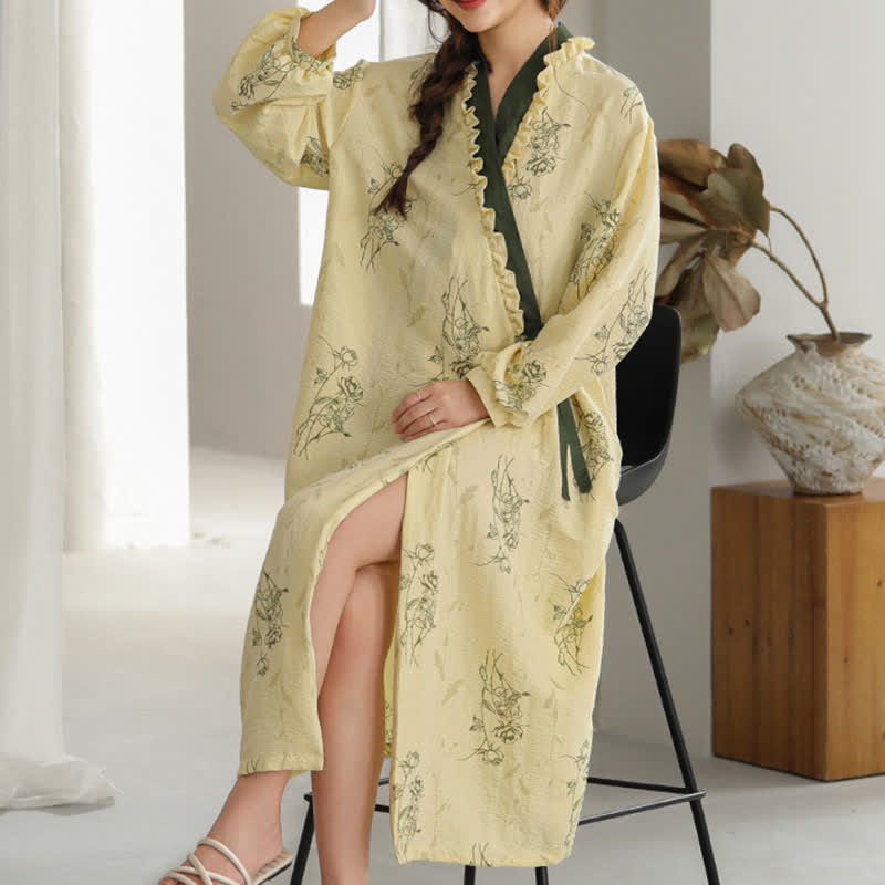 Kimono-Bademantel mit Rosenmuster und Rüschenbesatz