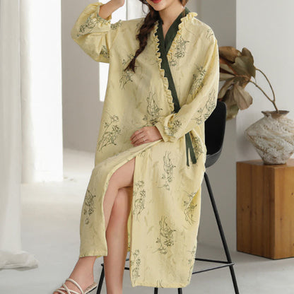 Kimono-Bademantel mit Rosenmuster und Rüschenbesatz