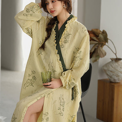 Kimono-Bademantel mit Rosenmuster und Rüschenbesatz