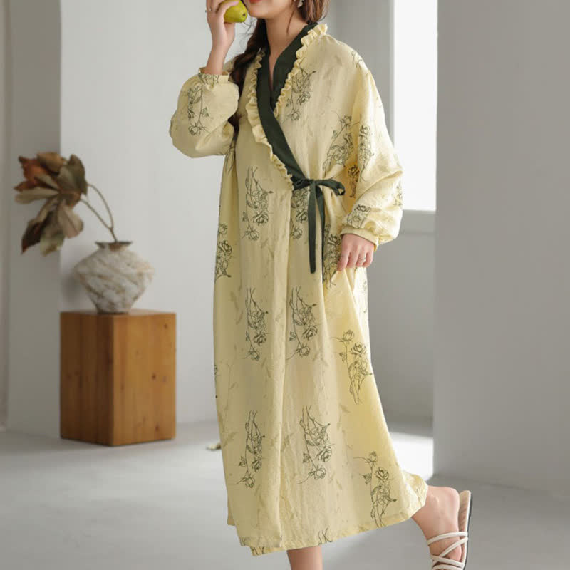 Kimono-Bademantel mit Rosenmuster und Rüschenbesatz