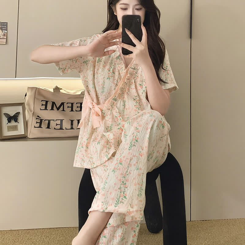 Kimono-Nachtwäscheset mit Blumen- und Blattmuster und Rüschen