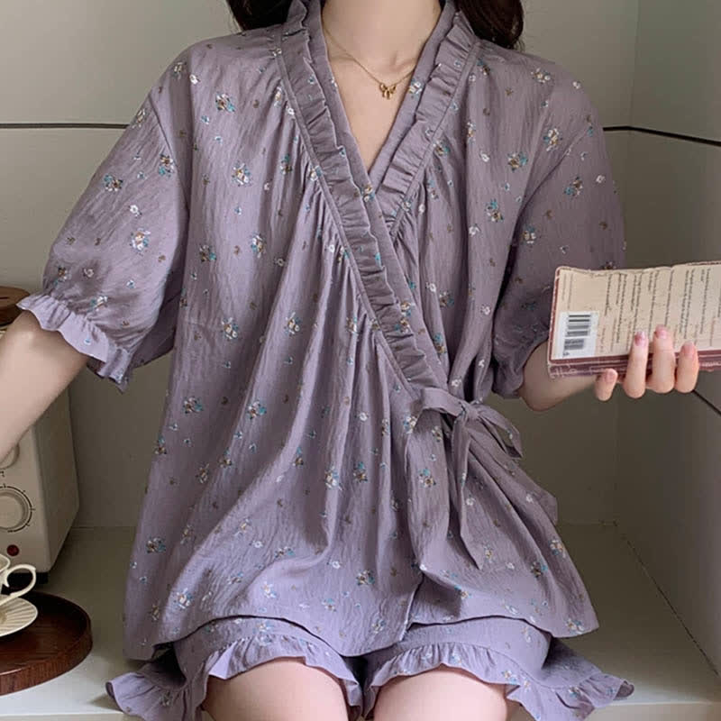 Lilafarbenes Pyjama-Set mit Blumenmuster und Rüschenärmeln