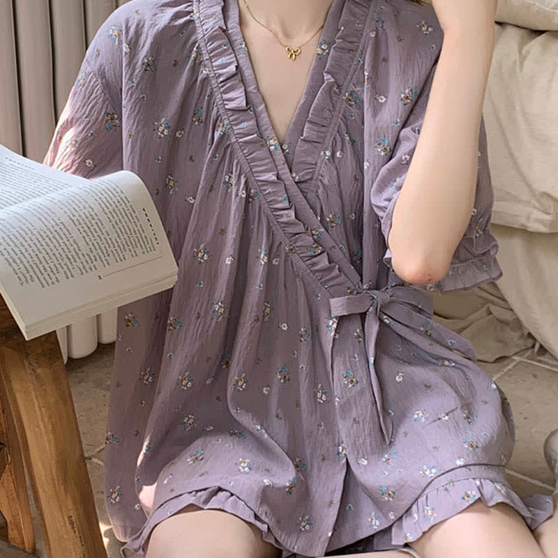 Lilafarbenes Pyjama-Set mit Blumenmuster und Rüschenärmeln