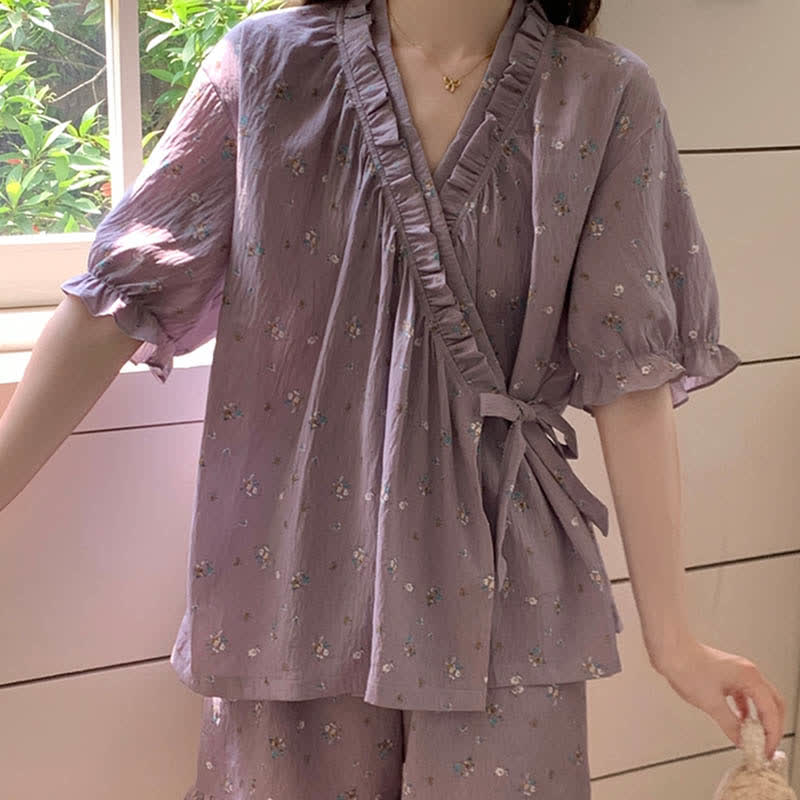 Lilafarbenes Pyjama-Set mit Blumenmuster und Rüschenärmeln