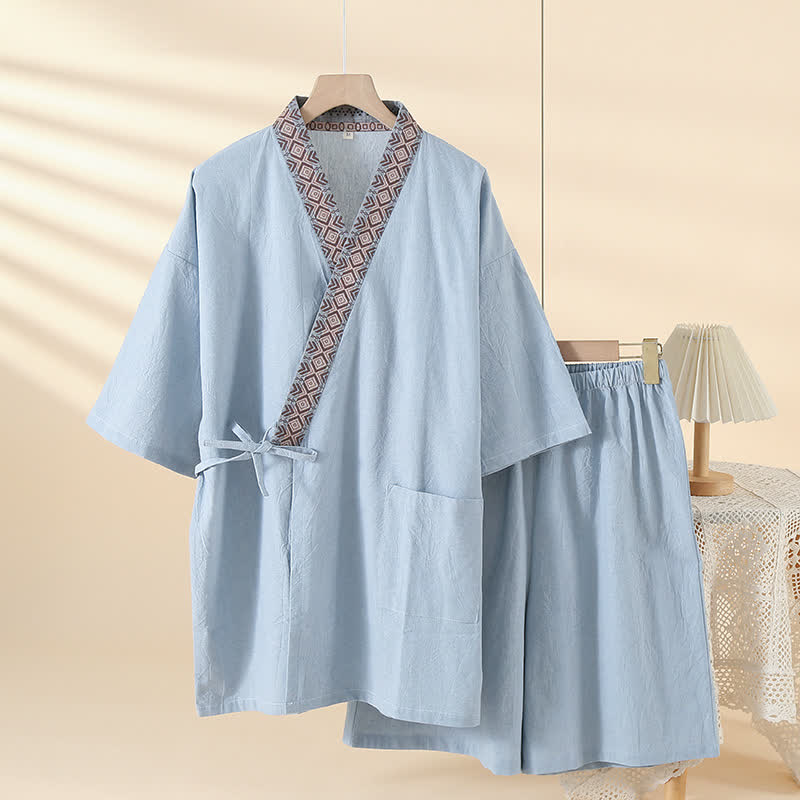 Einfarbiger Kimono-Pyjama mit geometrischem Kragen