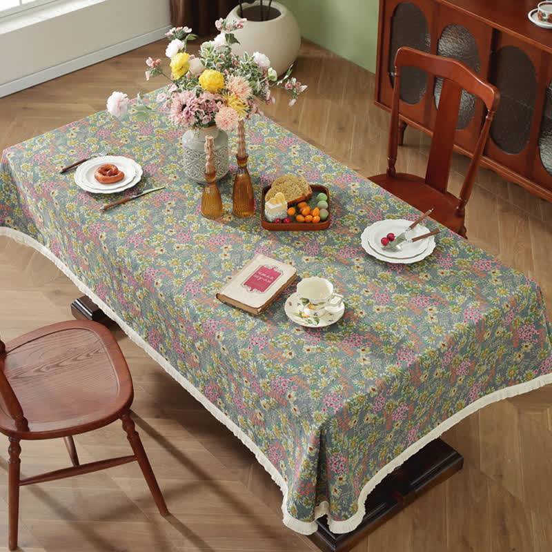 Rustikale, waschbare Tischdecke mit Begonien-Quaste