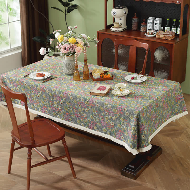 Rustikale, waschbare Tischdecke mit Begonien-Quaste