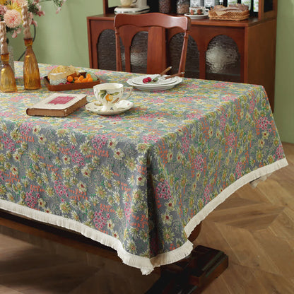 Rustikale, waschbare Tischdecke mit Begonien-Quaste