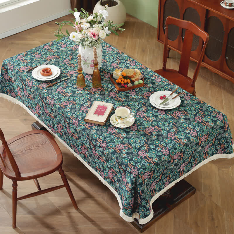Rustikale, waschbare Tischdecke mit Begonien-Quaste