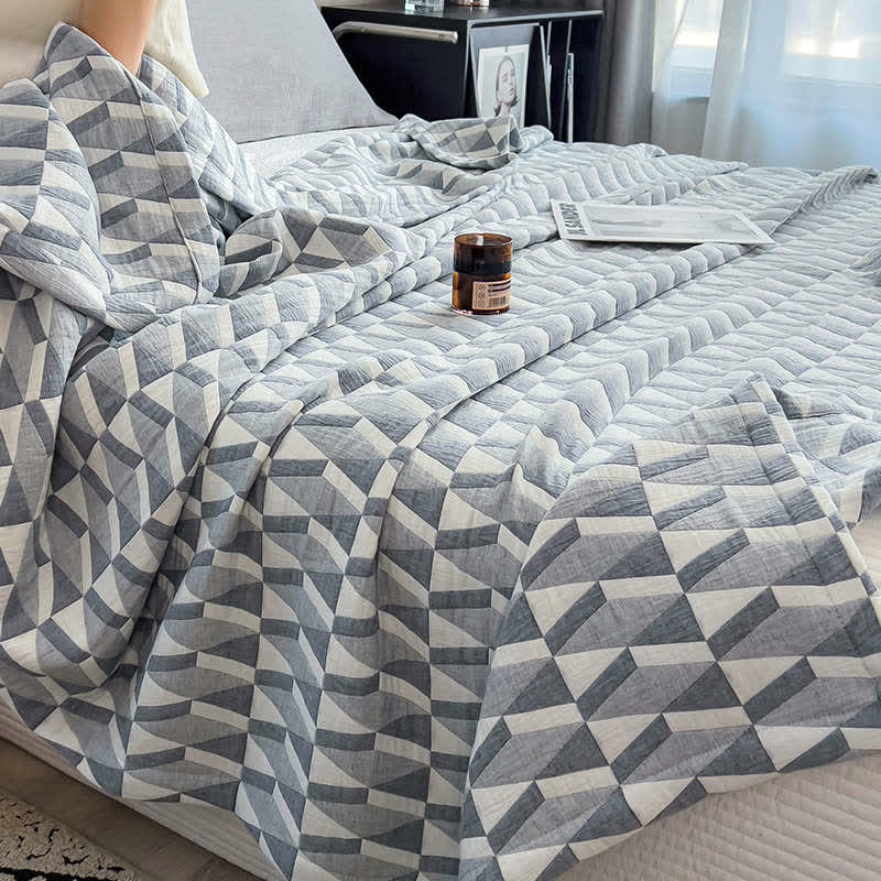 Steppdecke aus Baumwollmusselin mit geometrischem Dreiecksmuster