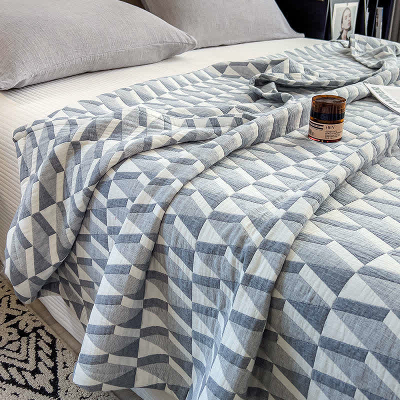 Steppdecke aus Baumwollmusselin mit geometrischem Dreiecksmuster