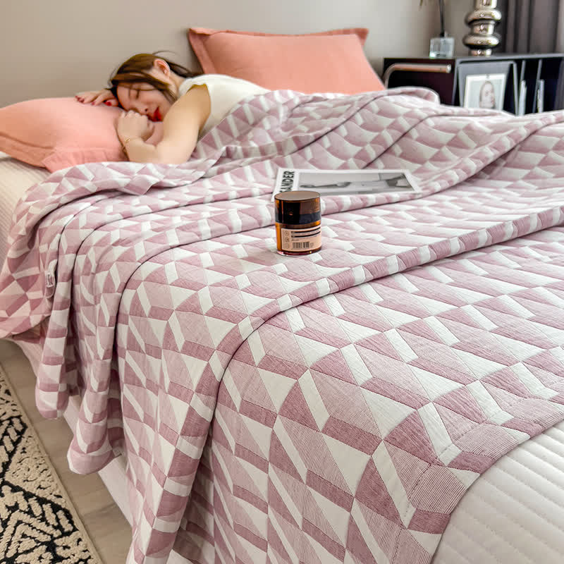 Steppdecke aus Baumwollmusselin mit geometrischem Dreiecksmuster