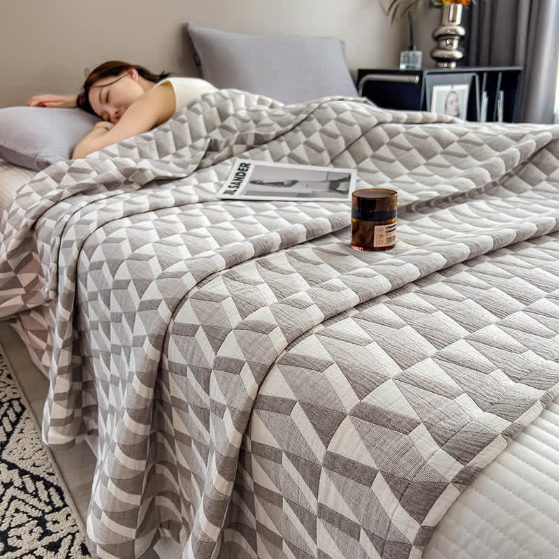 Steppdecke aus Baumwollmusselin mit geometrischem Dreiecksmuster