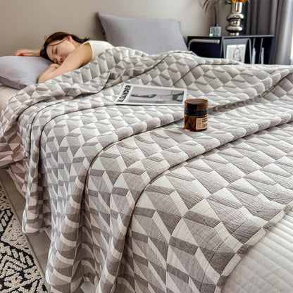 Steppdecke aus Baumwollmusselin mit geometrischem Dreiecksmuster