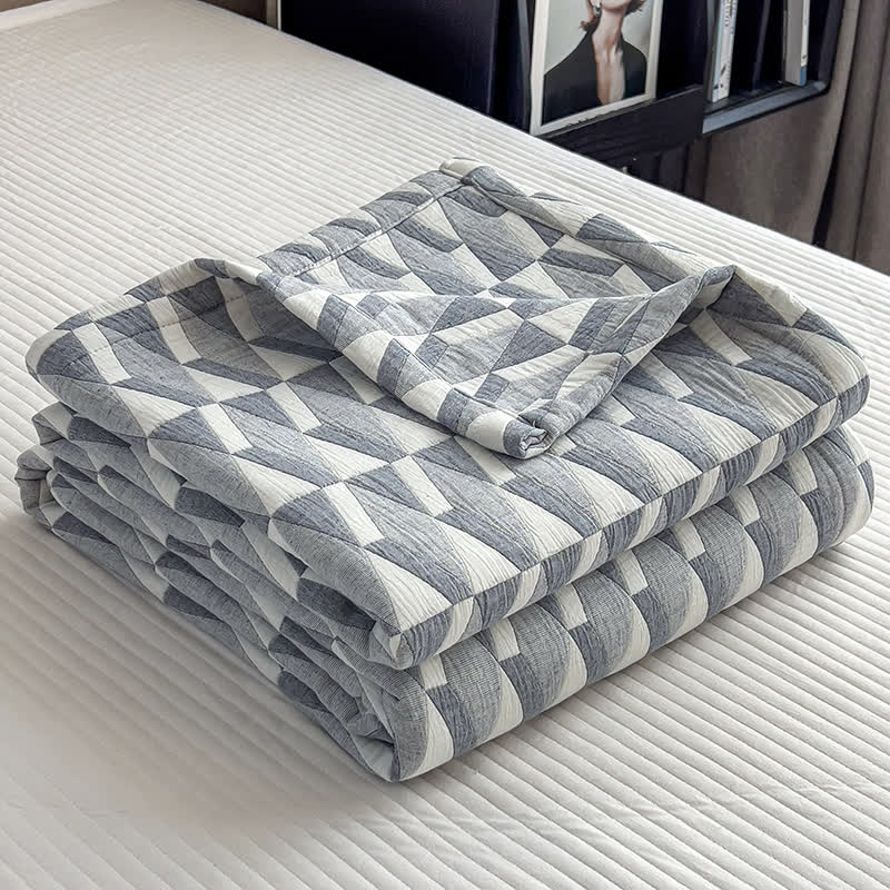 Steppdecke aus Baumwollmusselin mit geometrischem Dreiecksmuster