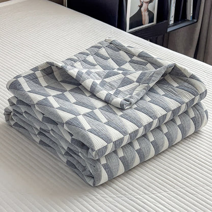 Steppdecke aus Baumwollmusselin mit geometrischem Dreiecksmuster