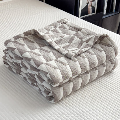Steppdecke aus Baumwollmusselin mit geometrischem Dreiecksmuster