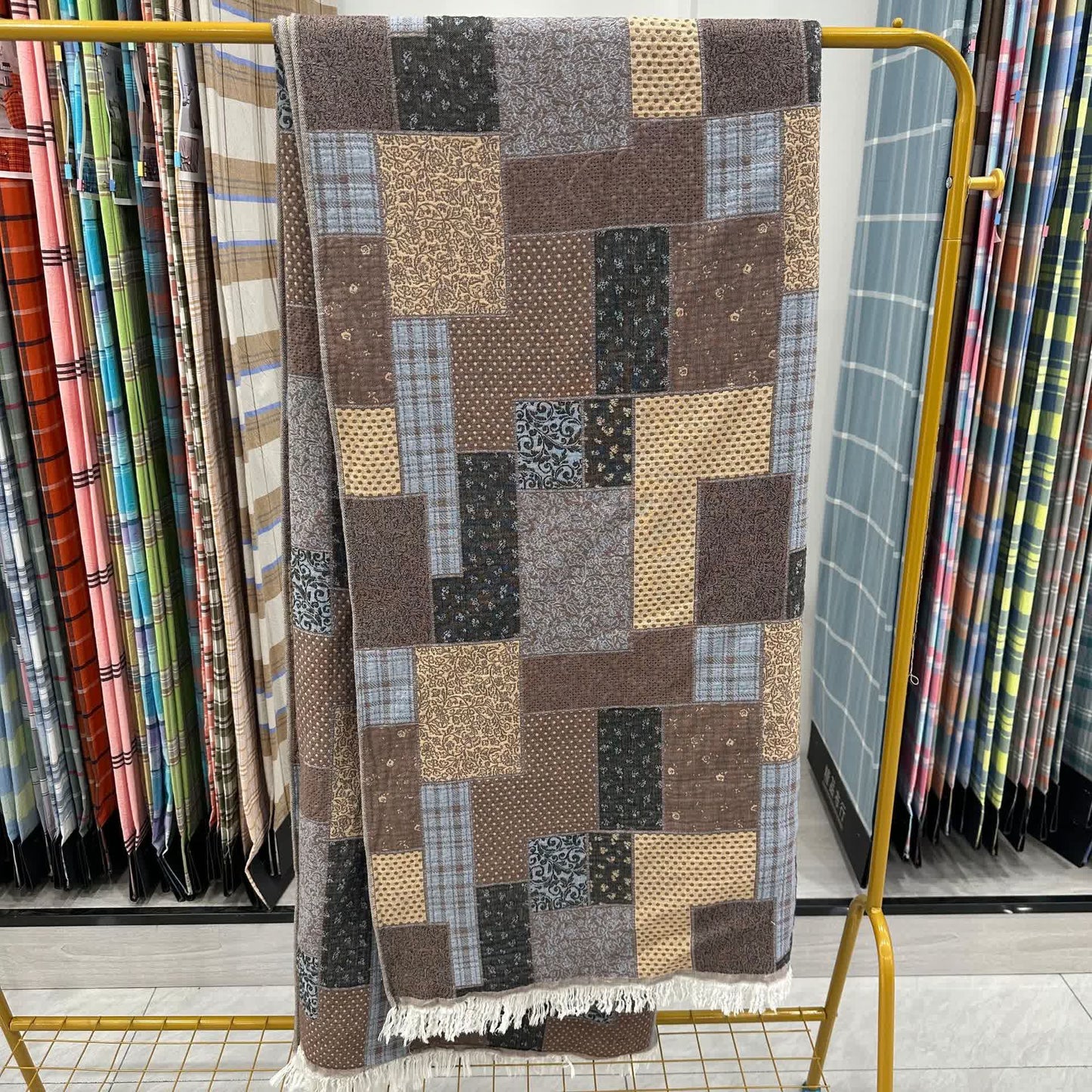 Patchwork-Steppdecke aus Baumwollmusselin mit Quasten