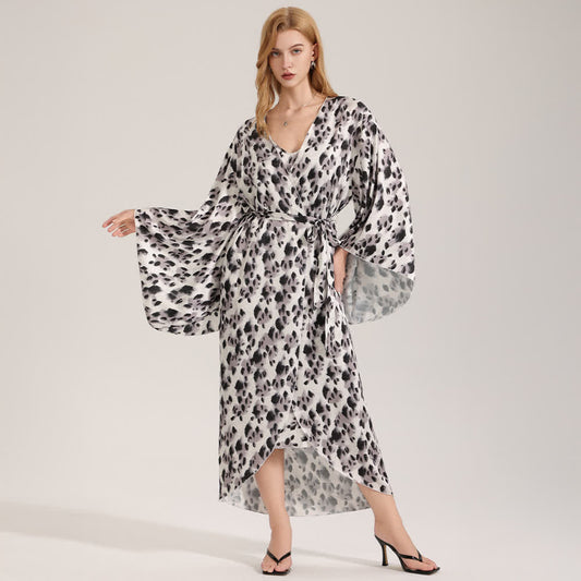 Schwarzer Kimono-Bademantel mit Leopardenmuster