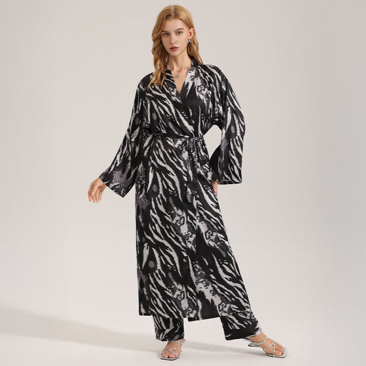 Moderner Kimono-Bademantel mit Leopardenmuster