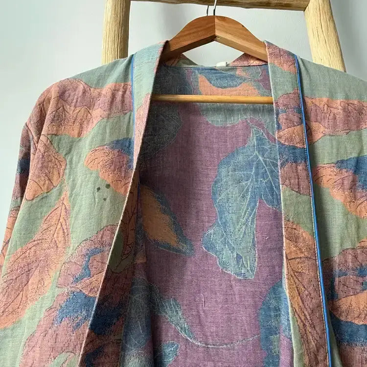 Brauner Kimono aus Baumwolle mit Blattmuster