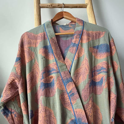 Brauner Kimono aus Baumwolle mit Blattmuster