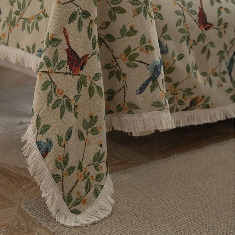Weicher Sofaschoner mit Quasten und Blumen- und Vogelmotiv