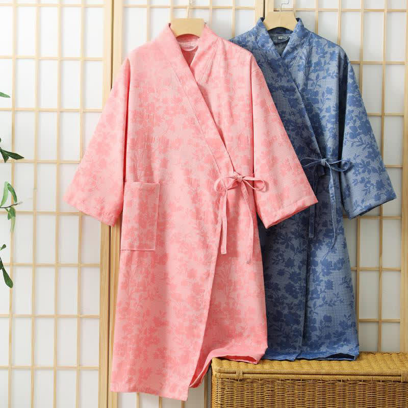 Dezenter Kimono-Bademantel mit Blumenmuster und Tasche - image 1