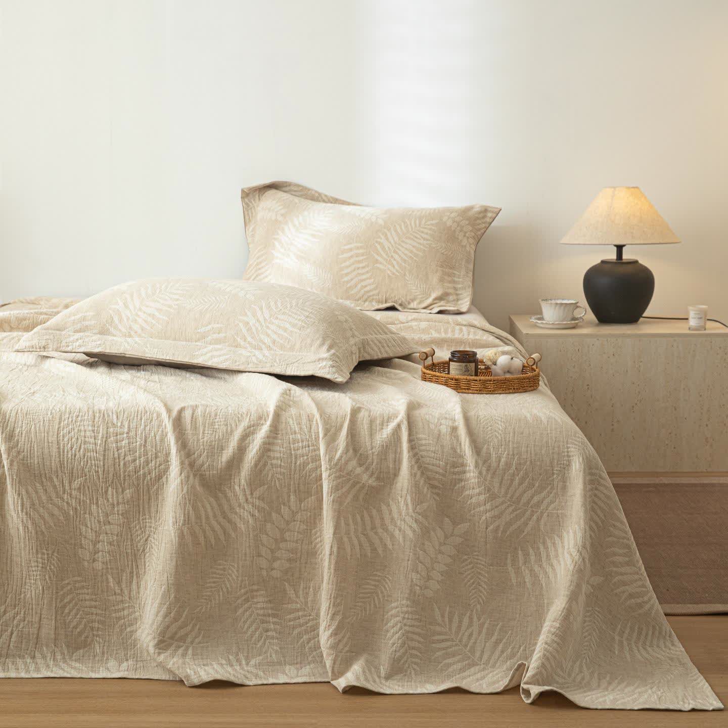 Beige Tagesdecke aus Baumwollleinen mit botanischer Struktur