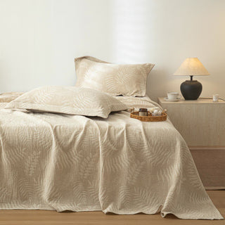 Beige Tagesdecke aus Baumwollleinen mit botanischer Struktur