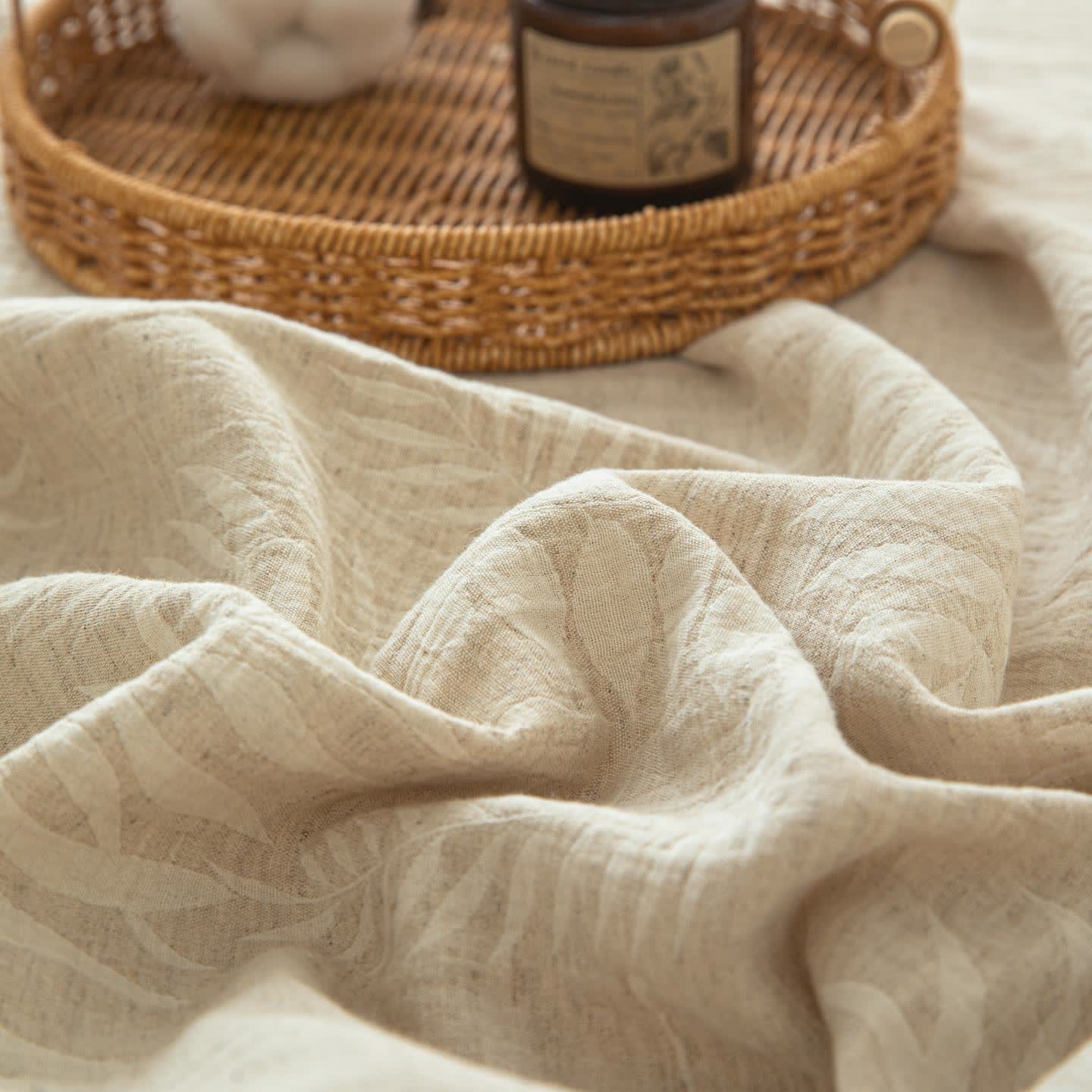 Beige Tagesdecke aus Baumwollleinen mit botanischer Struktur