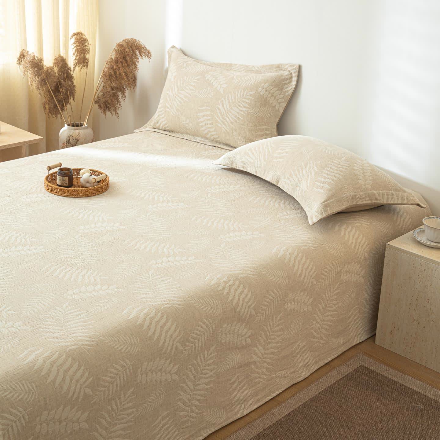 Beige Tagesdecke aus Baumwollleinen mit botanischer Struktur