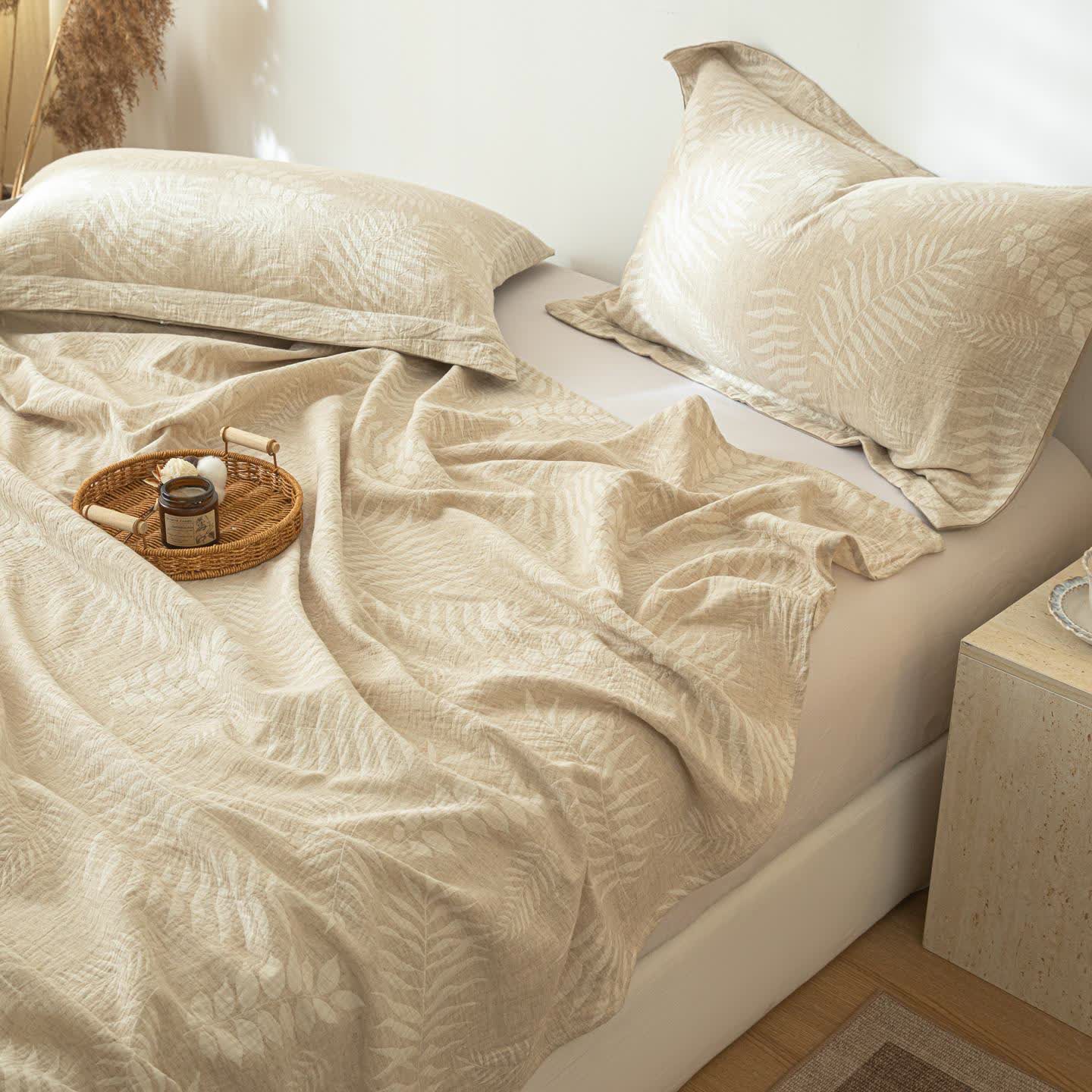 Beige Tagesdecke aus Baumwollleinen mit botanischer Struktur