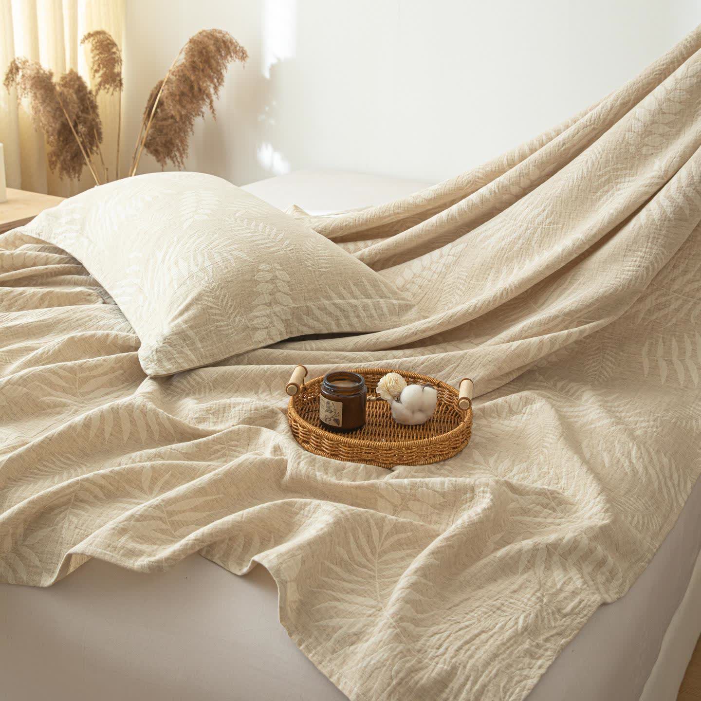 Beige Tagesdecke aus Baumwollleinen mit botanischer Struktur