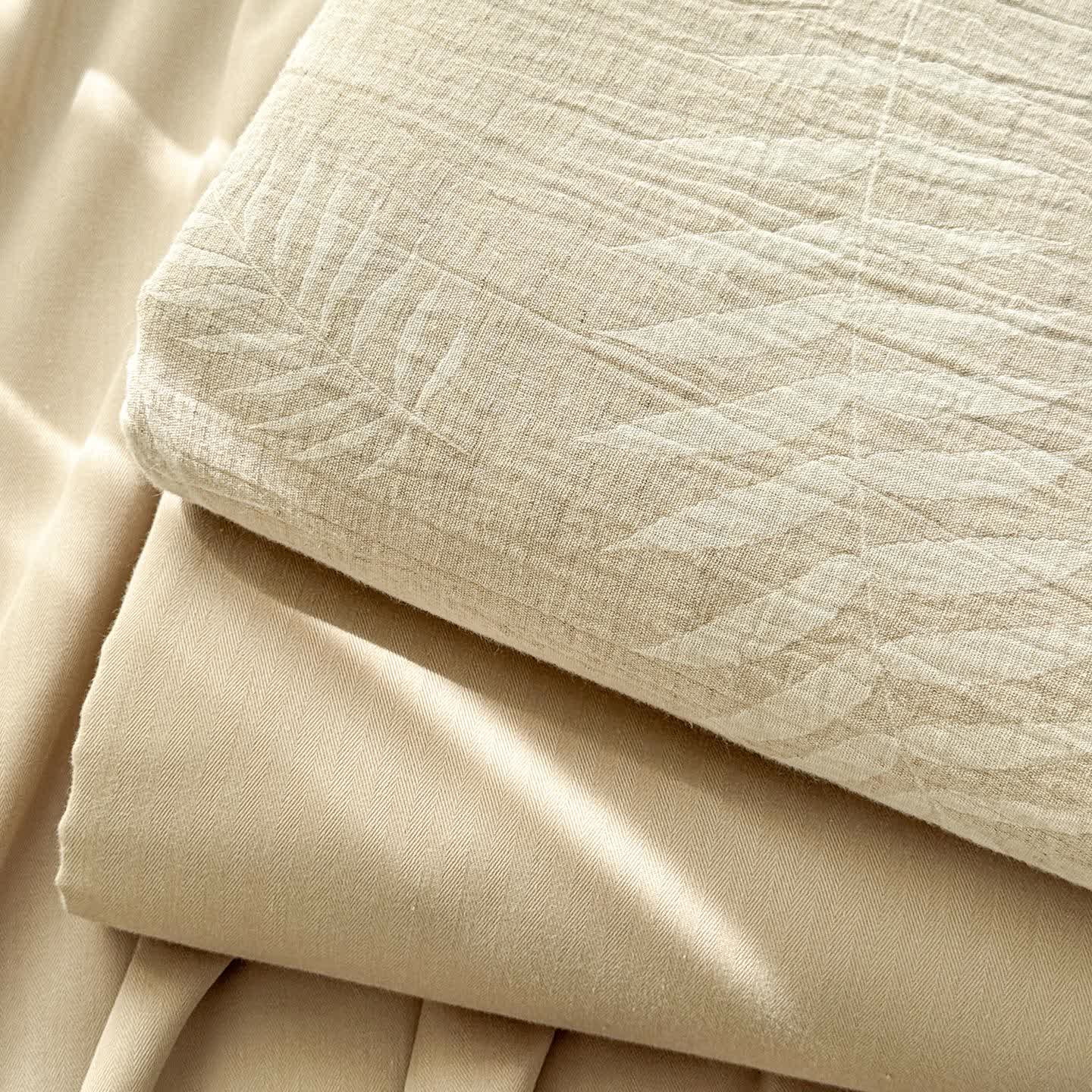 Beige Tagesdecke aus Baumwollleinen mit botanischer Struktur