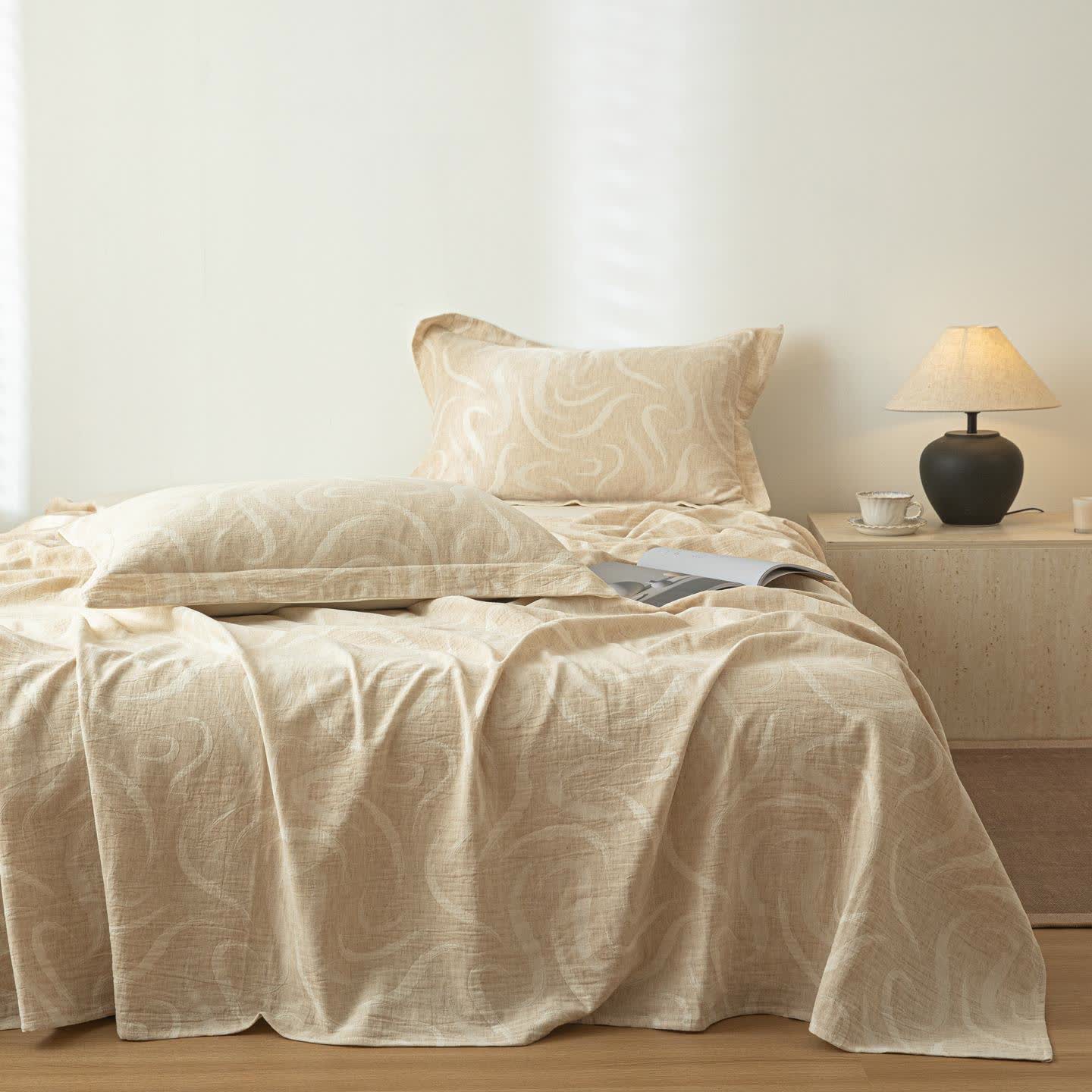 Beige Tagesdecke aus strukturiertem Baumwollleinen mit Kurvenmuster