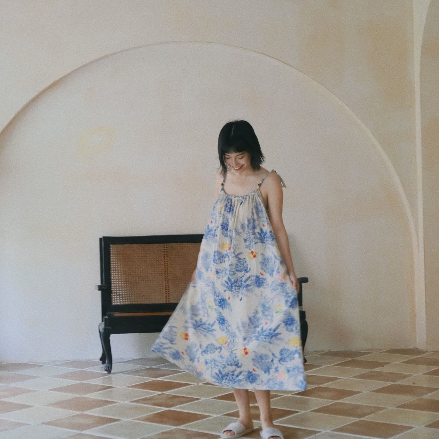 Blaues Camisole-Nachthemd aus Baumwolle mit Blumenmuster - image 1