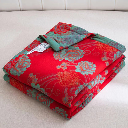 Steppdecke aus Baumwollgaze-Jacquard mit roten Pfingstrosen