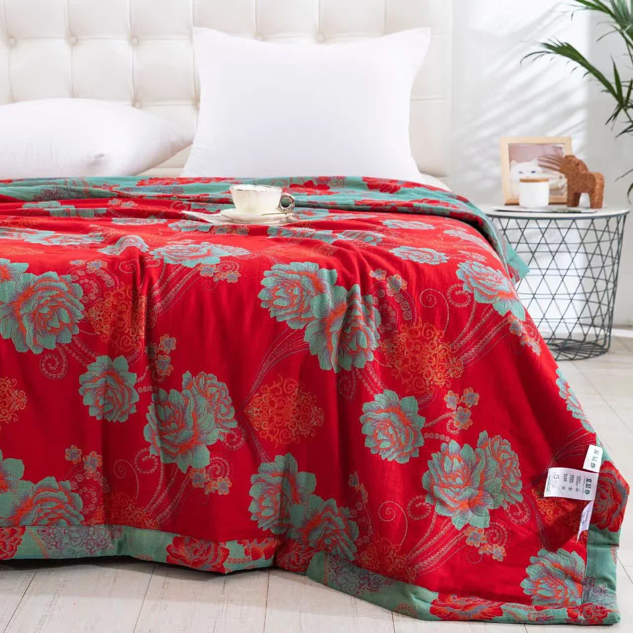 Steppdecke aus Baumwollgaze-Jacquard mit roten Pfingstrosen