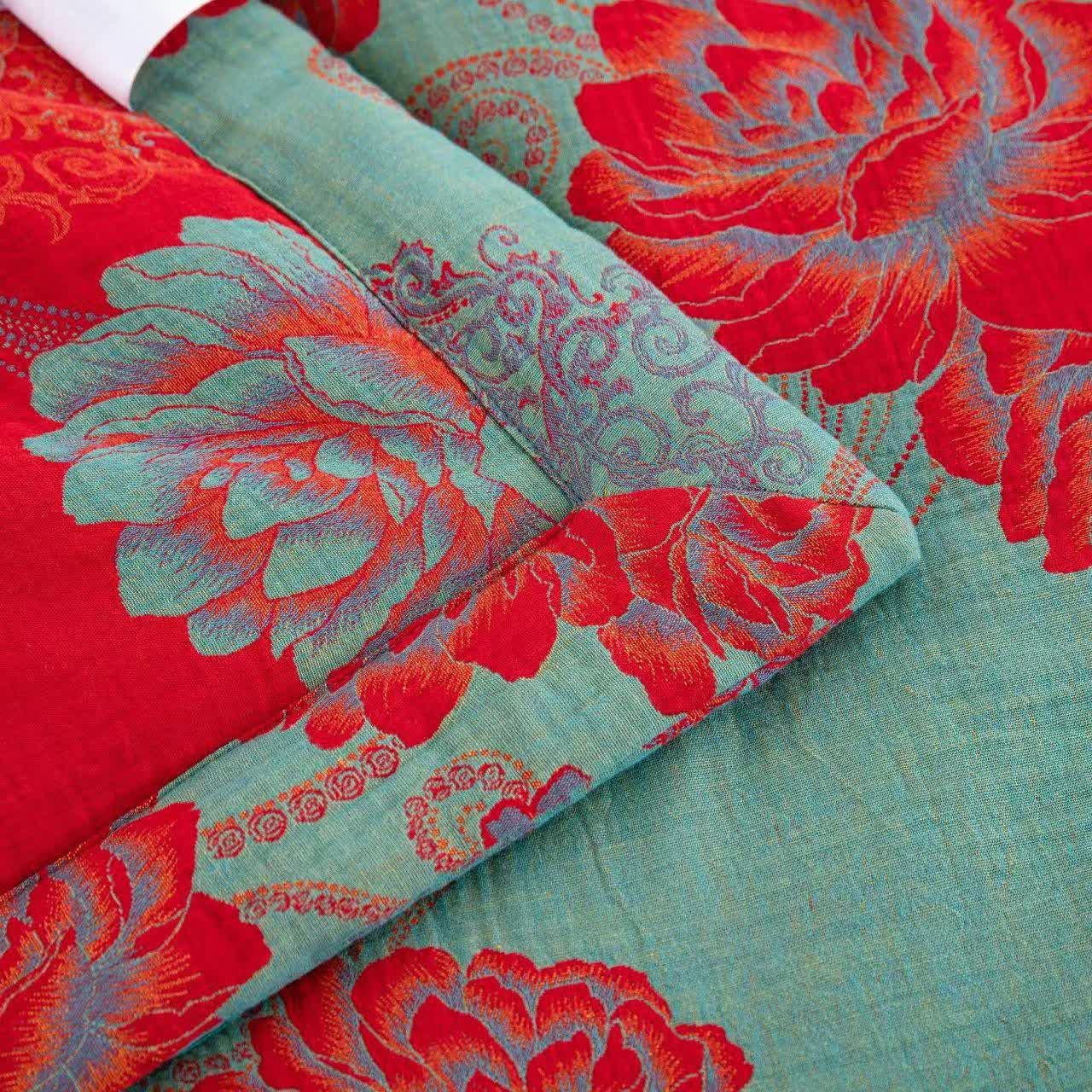 Steppdecke aus Baumwollgaze-Jacquard mit roten Pfingstrosen