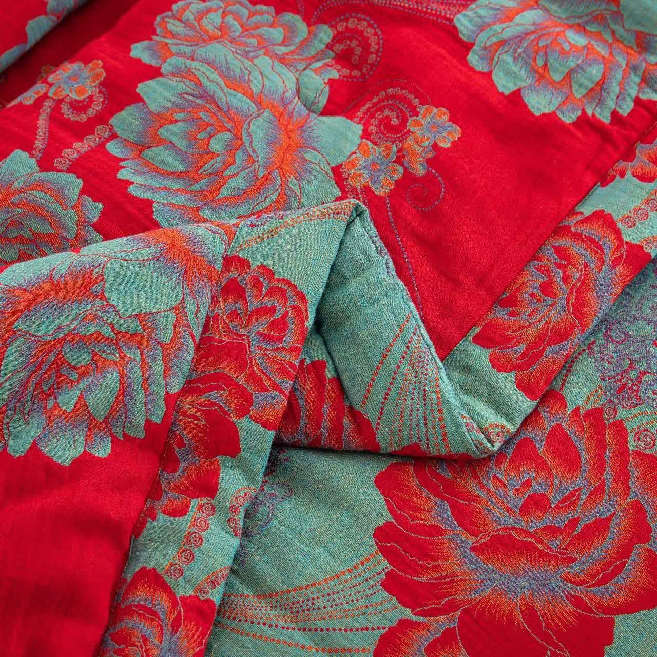 Steppdecke aus Baumwollgaze-Jacquard mit roten Pfingstrosen